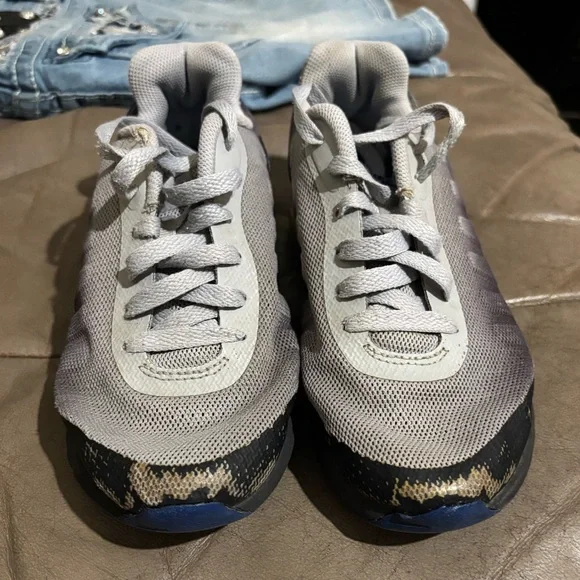 🎊 SOLD 🎊 Nike 4.5/Children youth Sneakers in Gray&Black with Blue Accents - Picture 2 of 9